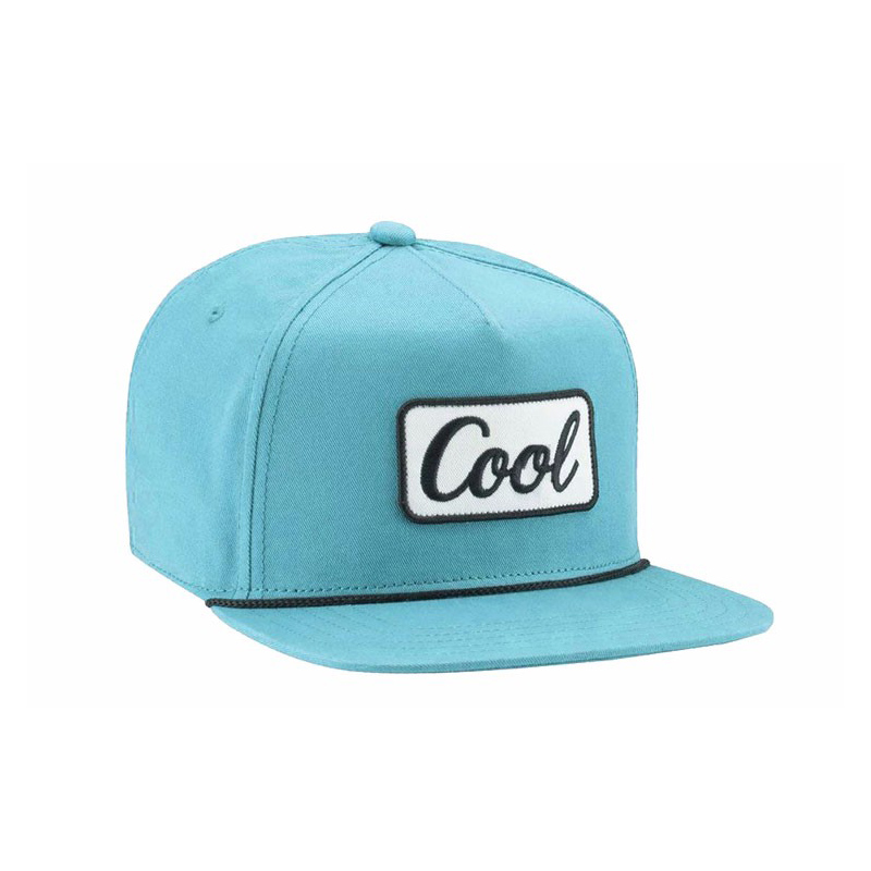 ¿Cuál es la diferencia entre una gorra snapback y una gorra ajustada?